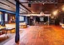 Interior del The Lubber Fiend mostrando el escenario y la zona de baile