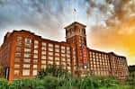 Fachada histórica del Ponce City Market al atardecer con cielo dramático