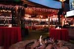 Interior del Park Tavern con decoración festiva y mesas cubiertas de rojo