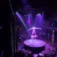 Espectáculo en el escenario central de Fabrika con iluminación dramática