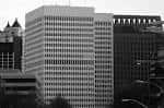 Vista exterior del edificio principal de Colony Square en blanco y negro
