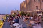 Terraza de Bok Bar con clientes disfrutando al atardecer