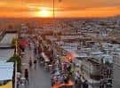 Vista panorámica del rooftop bar durante la puesta de sol