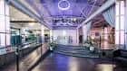Interior del salón de eventos con iluminación ambiental morada y decoración elegante