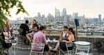 Grupo de personas en la terraza con vista a la ciudad de Filadelfia