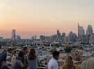 Atardecer sobre el horizonte urbano desde Bok Bar