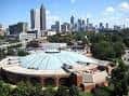 Vista aérea del Hank McCamish Pavilion con el skyline de Atlanta al fondo