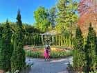 Jardín formal con sendero y escultura central