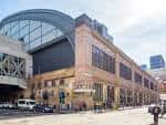 Vista exterior del Reading Terminal Market con su característica fachada de ladrillo y techo curvo
