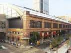 Ángulo elevado del edificio del mercado mostrando su estructura industrial y entorno urbano