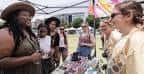 Escena del mercado al aire libre en Atlanta con visitantes y puestos