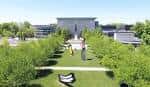 Vista aérea de los jardines exteriores con césped y árboles