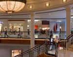 Interior del centro comercial con escaleras y iluminación elegante