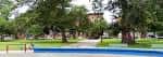 Vista panorámica de Norris Square Park con piscina y áreas verdes