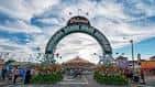 Entrada icónica con arco decorativo y ambiente festivo del fairgrounds