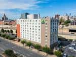 Hotel Holiday Inn cerca de Penn's Landing en Filadelfia, con vista aérea del edificio y alrededores