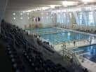 Vista general del interior de McAuley Aquatic Center con piscina olímpica y gradas