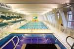 Piscina principal de McAuley Aquatic Center con líneas de natación y estructura moderna