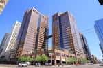 Vista panorámica de Renaissance Square con sus torres gemelas y fachada moderna bajo cielo despejado