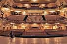 Vista panorámica del interior del auditorio con butacas y escenario