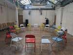 Sala de eventos interior con sillas dispuestas en círculo