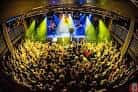 Vista panorámica del interior del Liquid Room con escenario iluminado y público