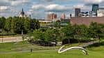 Jardín de esculturas con vistas al horizonte urbano de Minneapolis