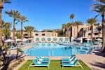Piscina principal del Arizona Biltmore bajo un cielo azul despejado
