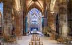 Interior de la catedral con bóvedas góticas y bancos dispuestos para ceremonia
