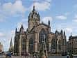 Vista exterior frontal de St Giles' Cathedral bajo cielo azul