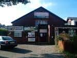 Vista exterior del Crookes Social Club en Sheffield con fachada de madera y cartel visible