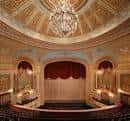 Interior del auditorio del Forrest Theatre con cúpula decorada, arañas de cristal y cortinas rojas