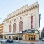 Vista exterior del Forrest Theatre en Filadelfia con fachada neoclásica y letrero iluminado