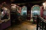 Interior del pub con decoración gótica y ventanas arqueadas