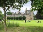Lauriston Castle visto desde el césped con personas disfrutando del parque