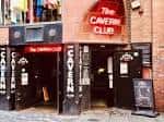 Vista exterior del The Cavern Club con su icónica señalización roja y fachada de ladrillo