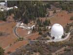 Vista aérea del observatorio en la montaña con caminos y vegetación circundante