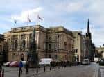 Vista exterior del Institut français d'Écosse en Edimburgo con banderas francesas y escocesas