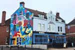 Fachada del pub The Anchor en Bristol con un mural colorido y moderno