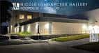 Vista nocturna de la fachada exterior de Nicole Longnecker Gallery en Houston