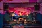 Escenario del Lost Horizon con iluminación de neón y equipo de sonido