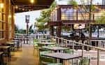 Terraza al aire libre del venue con mesas, sillas y ambiente relajado para eventos