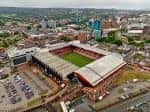 Vista aérea del estadio Bramall Lane en Sheffield con su césped verde y gradas rojas