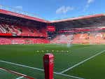 Interior del campo de juego del Bramall Lane con asientos rojos y sistema de riego activo