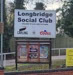 Señal exterior del Longbridge Social Club con carteles de eventos