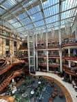 Vista interior del centro comercial con escaleras y cristalera