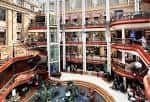 Interior del Princes Square mostrando la arquitectura moderna
