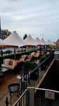 Vista panorámica de la terraza elevada del restaurante con vistas a la ciudad