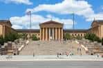 Vista frontal del Museo de Arte de Filadelfia con sus escalinatas icónicas bajo un cielo azul