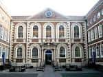 Vista frontal del edificio histórico The Bluecoat en Liverpool